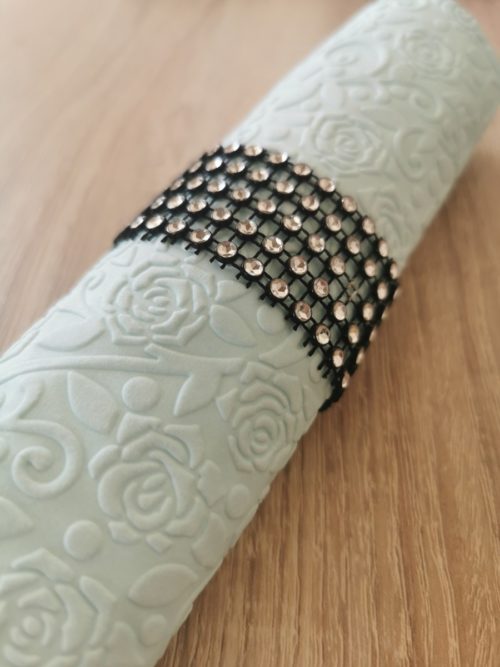 Reliéfne servítky pastelovo modré (Baby Blue) 33×33 cm – vzor Ruže - detail reliéfu