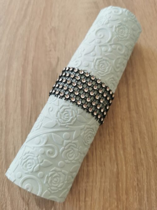 Reliéfne servítky pastelovo modré (Baby Blue) 33×33 cm – vzor Ruže - detail vzoru