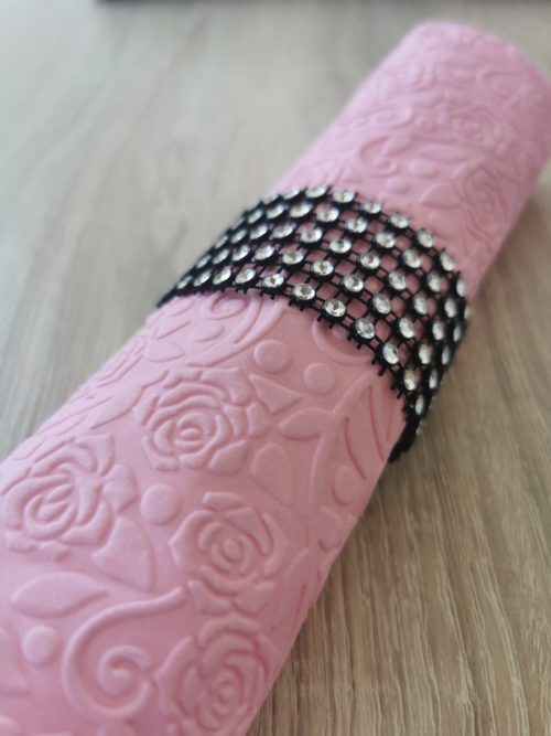 Reliéfne servítky ružové (Candy Pink) 33×33 cm – vzor Ruže - detail reliéfu