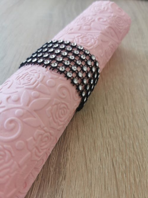 Reliéfne servítky svetloružové (Baby Pink) 33×33 cm – vzor Ruže - detail reliéfu