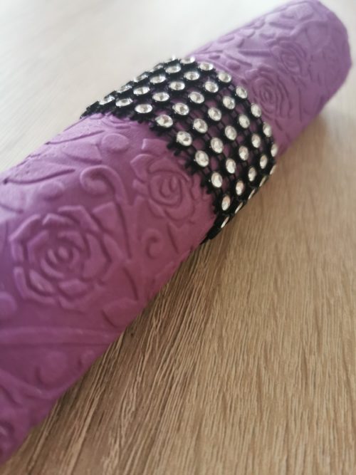 Reliéfne servítky tmavofialové (Dark Violet) 33×33 cm – vzor Ruže - detail reliéfu