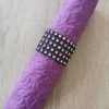 Reliéfne servítky tmavofialové (Dark Violet) 33×33 cm – vzor Ruže - detail vzoru