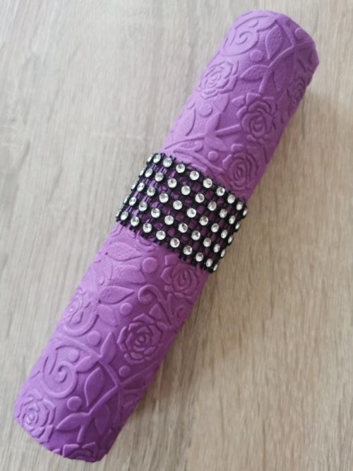 Reliéfne servítky tmavofialové (Dark Violet) 33×33 cm – vzor Ruže - detail vzoru