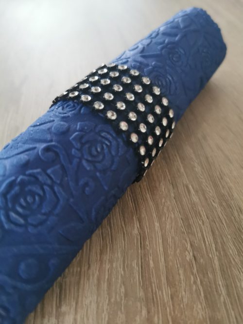 Reliéfne servítky tmavomodré (Warm Navy) 33 × 33 cm – vzor Ruže - detail reliéfu