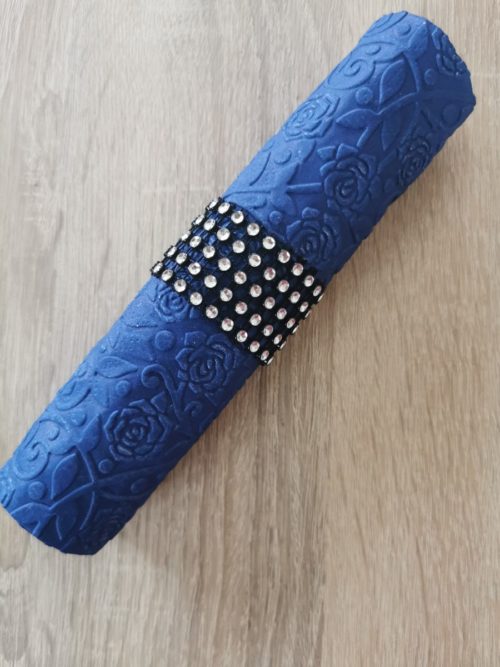 Reliéfne servítky tmavomodré (Warm Navy) 33 × 33 cm – vzor Ruže - detail vzoru