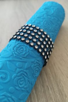 Reliéfne servítky tyrkysové (Blue) 33×33 cm – vzor Ruže - detail reliéfu