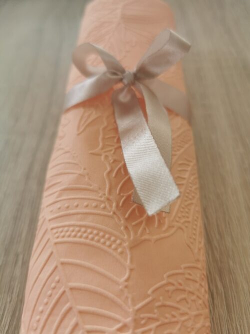 Reliéfne servítky lososové (Salmon) 33×33 cm – vzor Listy - detail reliéfu