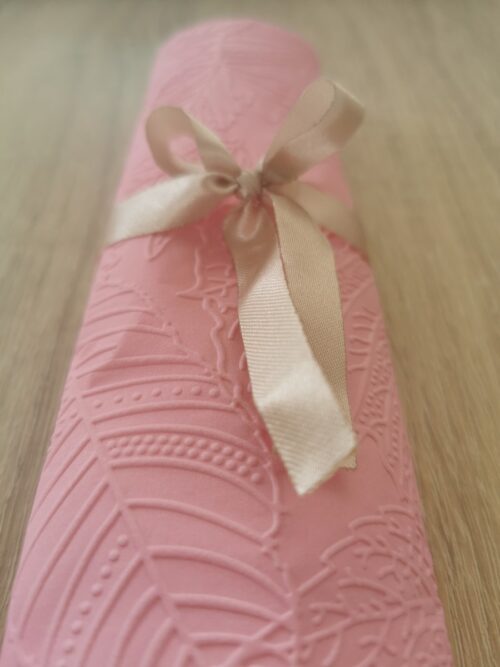 Reliéfne servítky ružové (Candy Pink) 33×33 cm – vzor Listy - detail reliéfu