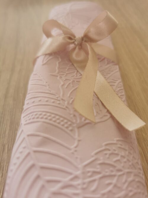 Reliéfne servítky svetlofialové (Pale Lilac) 33×33 cm – vzor Listy - detail reliéfu