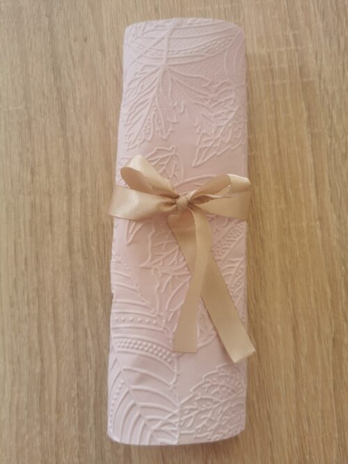 Reliéfne servítky svetlofialové (Pale Lilac) 33×33 cm – vzor Listy - detail vzoru