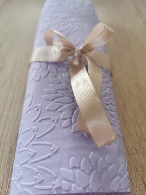 Reliéfne servítky levanduľové (Lavender) 33×33 cm – vzor Dálie - detail reliéfu