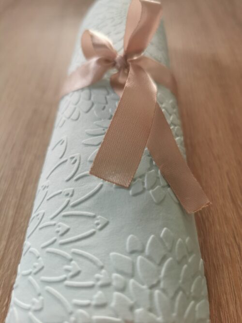 Reliéfne servítky pastelovo modré (Baby Blue) 33×33 cm – vzor Dálie - detail reliéfu