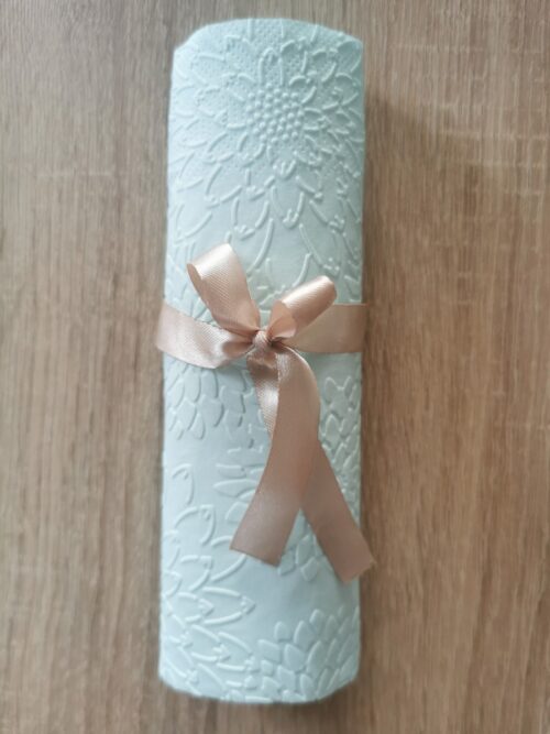 Reliéfne servítky pastelovo modré (Baby Blue) 33×33 cm – vzor Dálie - detail vzoru