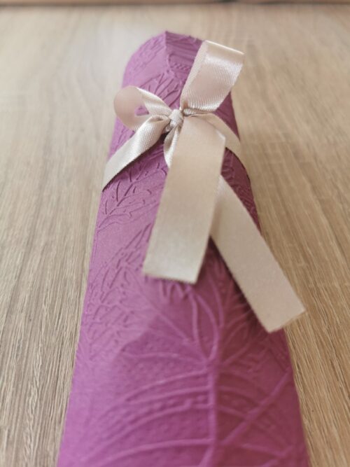 Reliéfne servítky purpurové (Purple) 33×33 cm – vzor Listy - detail reliéfu