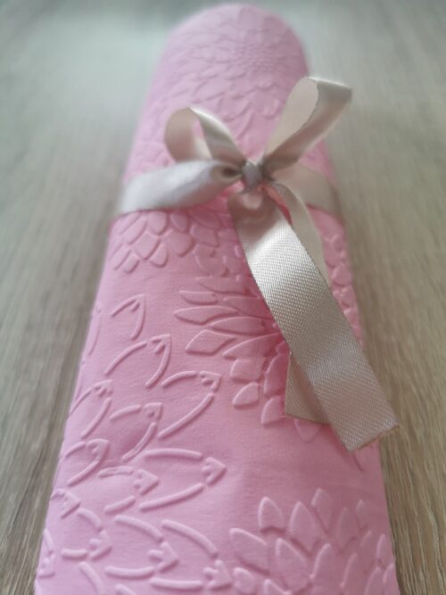 Reliéfne servítky ružové (Candy Pink) 33×33 cm – vzor Dálie - detail reliéfu