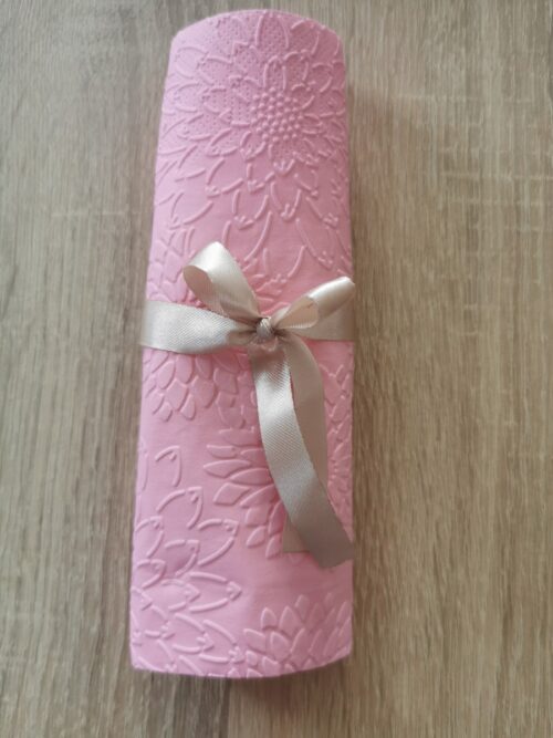 Reliéfne servítky ružové (Candy Pink) 33×33 cm – vzor Dálie - detail vzoru