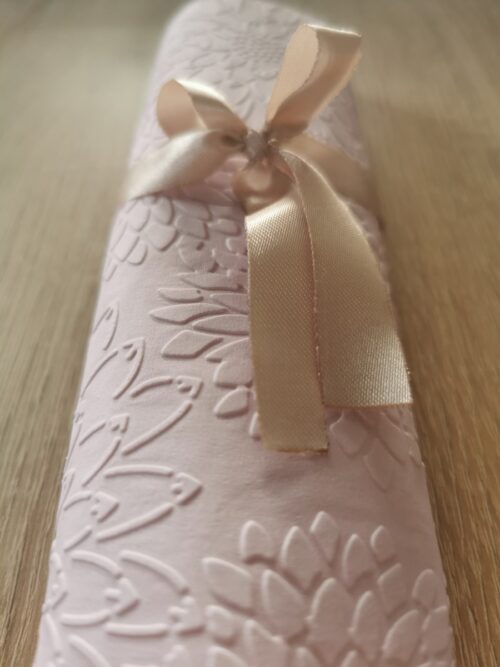 Reliéfne servítky svetlofialové (Pale Lilac) 33×33 cm – vzor Dálie - detail reliéfu