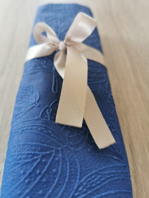 Reliéfne servítky tmavomodré (Warm Navy) 33 × 33 cm – vzor Listy - detail reliéfu