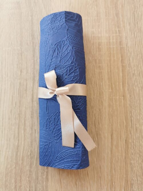 Reliéfne servítky tmavomodré (Warm Navy) 33 × 33 cm – vzor Listy - detail vzoru