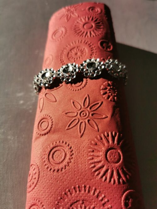 Reliéfne servítky bordové (Claret) 33×33 cm – vzor Vločky - detail reliéfu