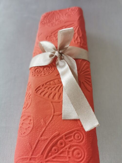 Reliéfne servítky červené (Red) 33×33 cm – vzor Motýle - detail reliéfu