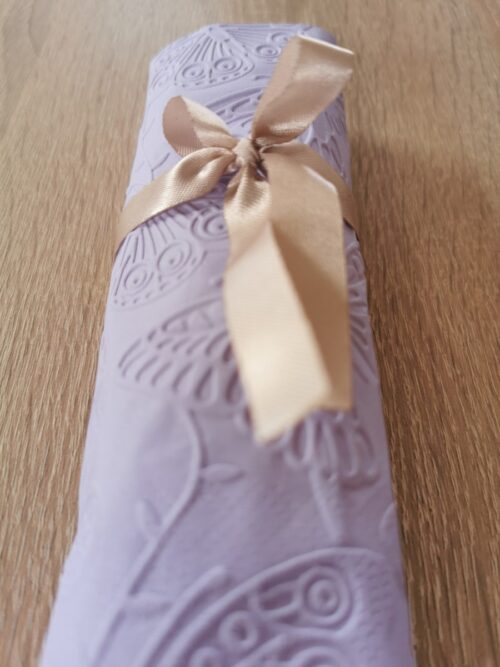 Reliéfne servítky levanduľové (Lavender) 33×33 cm – vzor Motýle - detail reliéfu