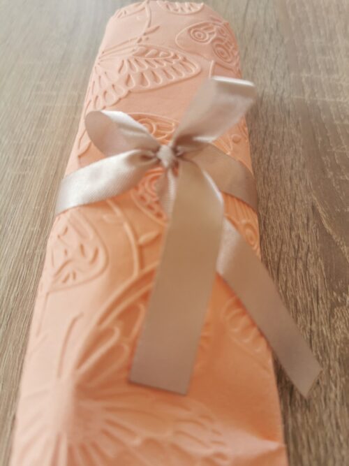 Reliéfne servítky lososové (Salmon) 33×33 cm – vzor Motýle - detail reliéfu