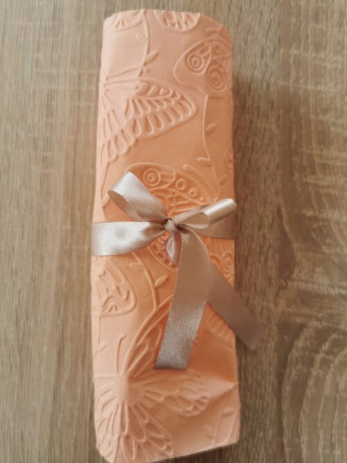 Reliéfne servítky lososové (Salmon) 33×33 cm – vzor Motýle - detail vzoru
