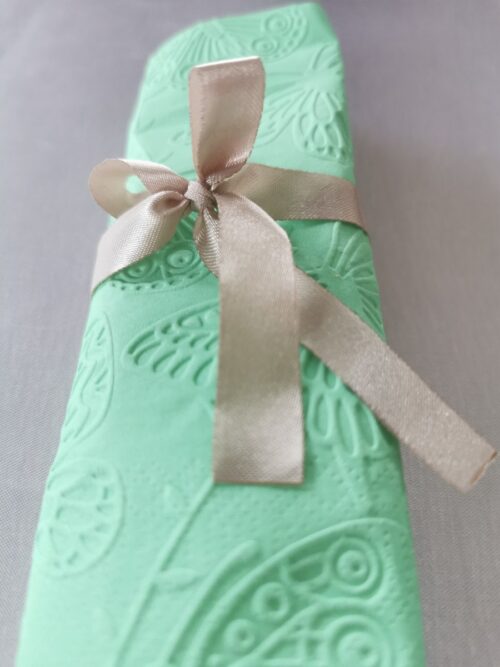 Reliéfne servítky mentolovo zelené (Mint) 33×33 cm – vzor Motýle - detail reliéfu