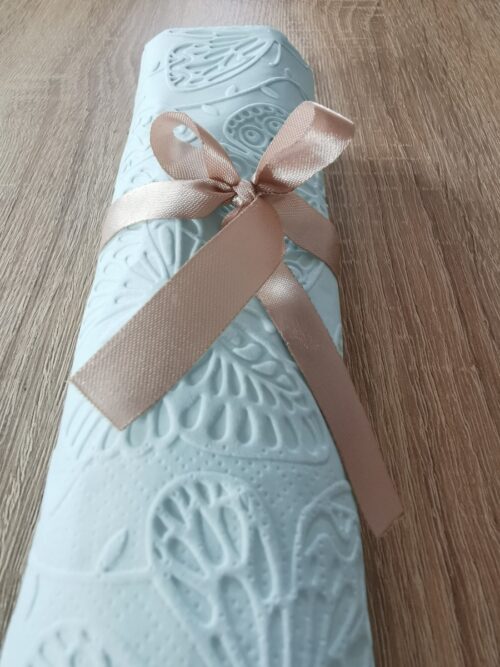 Reliéfne servítky pastelovo modré (Baby Blue) 33×33 cm – vzor Motýle - detail reliéfu