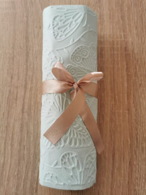 Reliéfne servítky pastelovo modré (Baby Blue) 33×33 cm – vzor Motýle - detail vzoru