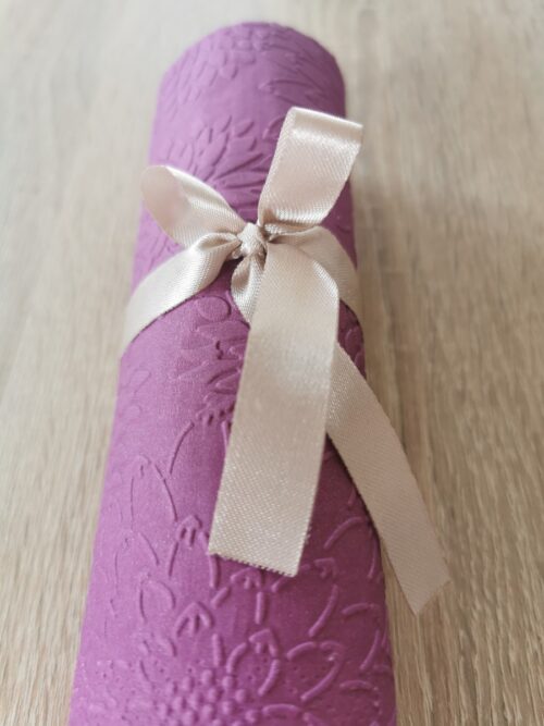 Reliéfne servítky purpurové (Purple) 33×33 cm – vzor Dálie - detail reliéfu