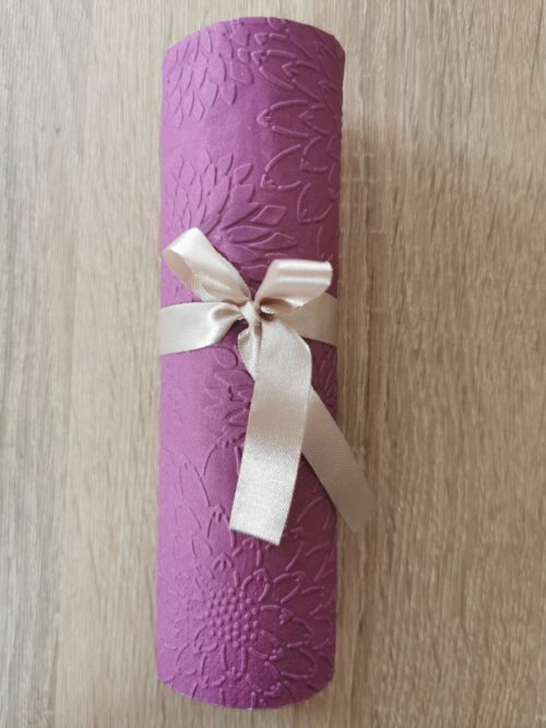 Reliéfne servítky purpurové (Purple) 33×33 cm – vzor Dálie - detail vzoru