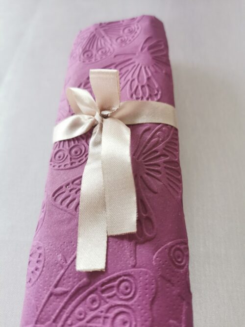 Reliéfne servítky purpurové (Purple) 33×33 cm – vzor Motýle - detail reliéfu