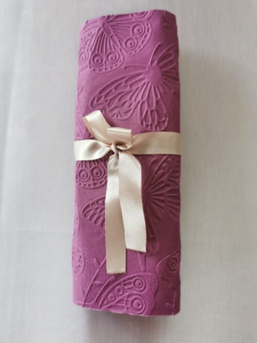 Reliéfne servítky purpurové (Purple) 33×33 cm – vzor Motýle - detail vzoru