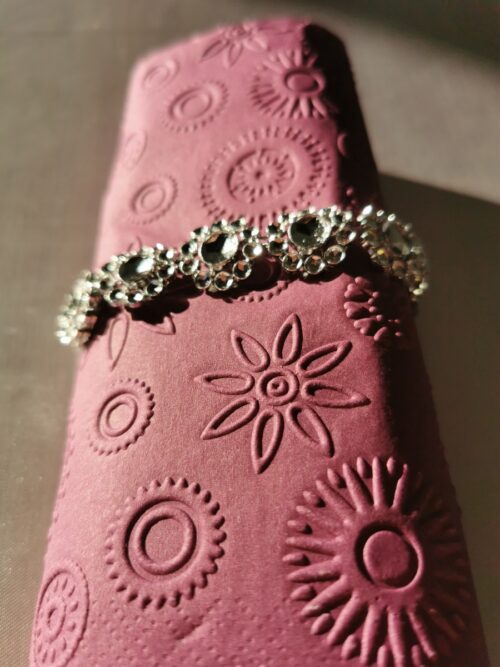 Reliéfne servítky purpurové (Purple) 33×33 cm – vzor Vločky - detail reliéfu