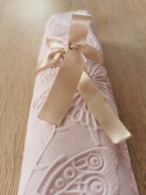 Reliéfne servítky svetlofialové (Pale Lilac) 33×33 cm – vzor Motýle - detail reliéfu