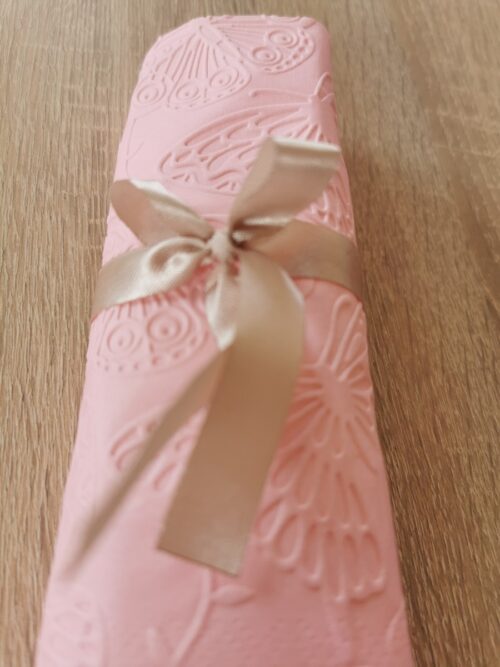 Reliéfne servítky svetloružové (Baby Pink) 33×33 cm – vzor Motýle - detail reliéfu