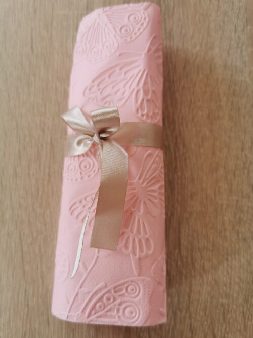 Reliéfne servítky svetloružové (Baby Pink) 33×33 cm – vzor Motýle - detail vzoru