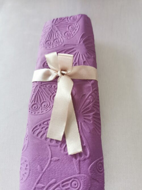 Reliéfne servítky tmavofialové (Dark Violet) 33×33 cm – vzor Motýle - detail reliéfu