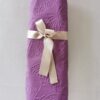 Reliéfne servítky tmavofialové (Dark Violet) 33×33 cm – vzor Motýle - detail vzoru