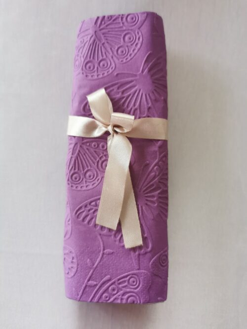 Reliéfne servítky tmavofialové (Dark Violet) 33×33 cm – vzor Motýle - detail vzoru