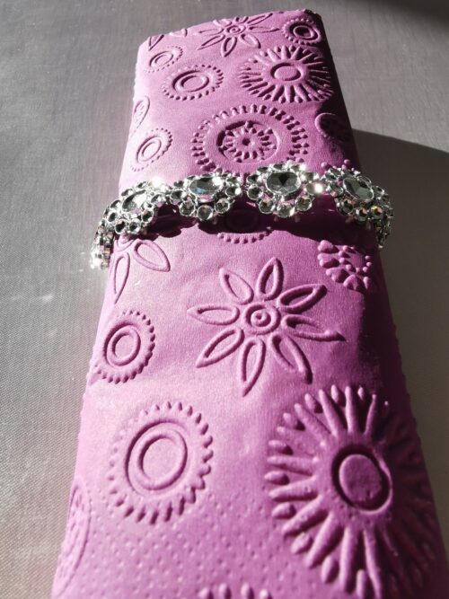 Reliéfne servítky tmavofialové (Dark Violet) 33×33 cm – vzor Vločky - detail reliéfu