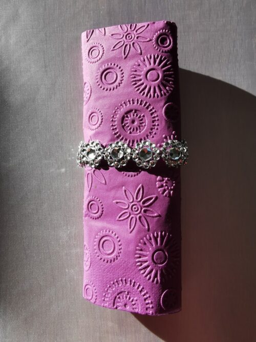 Reliéfne servítky tmavofialové (Dark Violet) 33×33 cm – vzor Vločky - detail vzoru