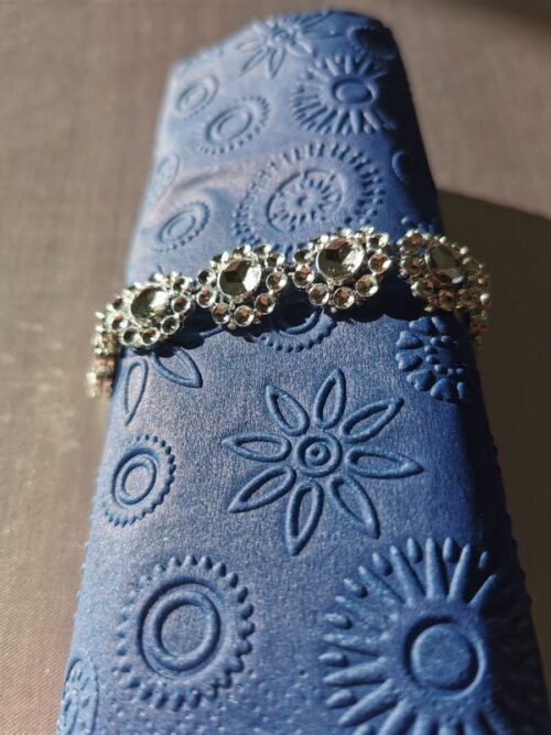 Reliéfne servítky tmavomodré (Warm Navy) 33 × 33 cm – vzor Vločky - detail reliéfu