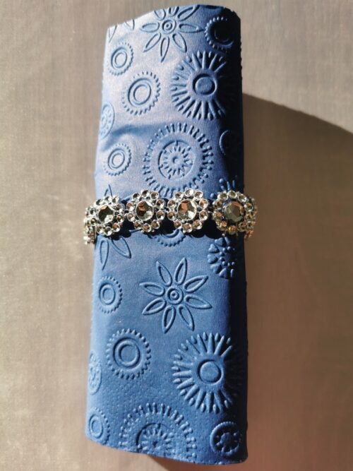 Reliéfne servítky tmavomodré (Warm Navy) 33 × 33 cm – vzor Vločky - detail vzoru