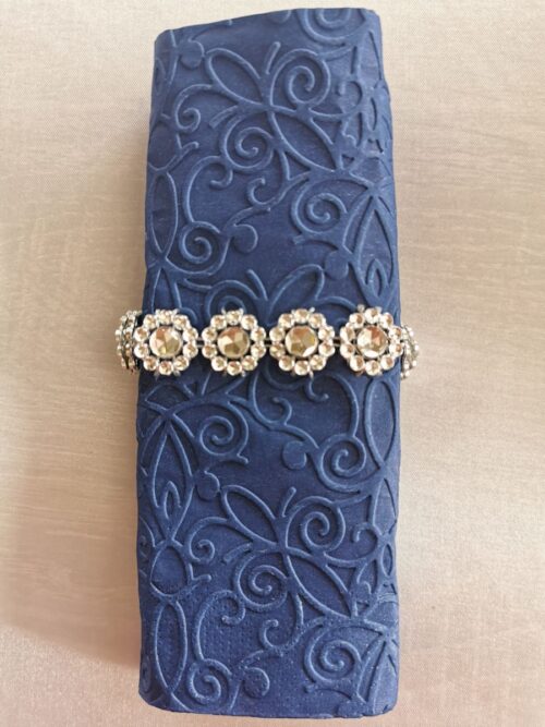 Reliéfne servítky tmavomodré (Warm Navy) 33 × 33 cm – vzor Ornament - detail vzoru