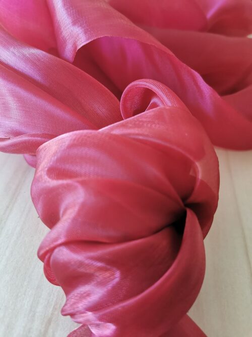 Saténová organza bordová (Burgundy) šírky 47 cm – detail lesku