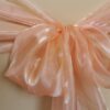 Saténová organza broskyňová (Peach) šírky 23 cm – detail mašle s leskom