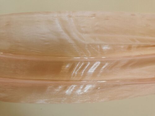 Saténová organza broskyňová (Peach) šírky 23 cm – detail materiálu